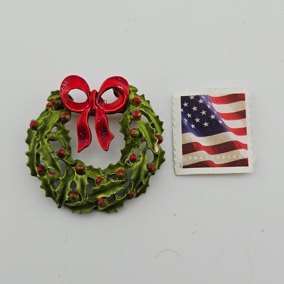 Hand Painted Christmas Wreath Brooch Pin Green Traditional Festive Holiday - Picture 3 of 3
